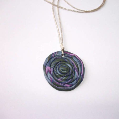 Collier pendentif rond spirale bleu vert violet cordon argenté