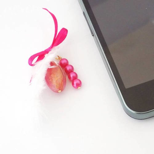 Bijou de téléphone plume blanche perles rose vif