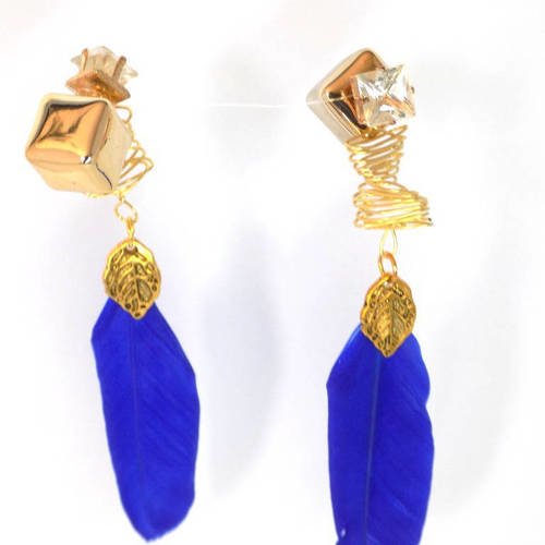 Boucles d'oreilles dorées cube strass plume bleue