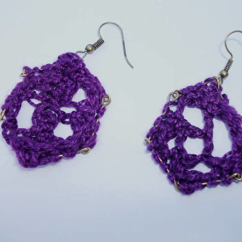Boucles d'oreille hexagone or vieilli crocheté violet