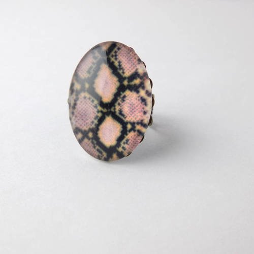 Bague bronze baroque cabochon peau de serpent rose noir ovale