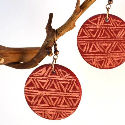 Boucles bois rond peint rouge foncé motif cuivre