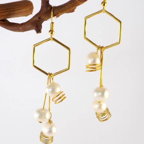 Boucles dorées hexagone pendentif 3 perles naturelles nacre blanche