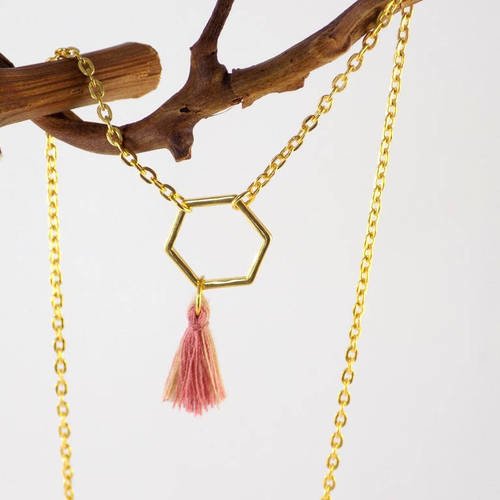 Collier chaîne doré pendentif hexagone pompon rose beige