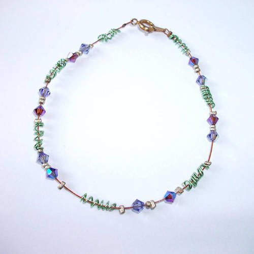 Bracelet fil métal ressort vert cristal violet parme