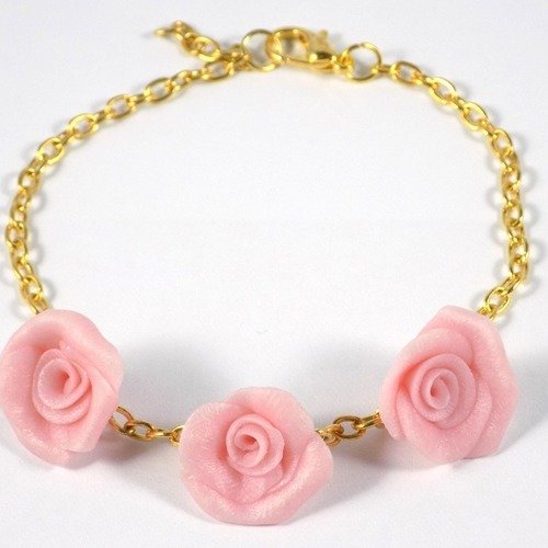 Bracelet doré chaînette 3 roses rose clair