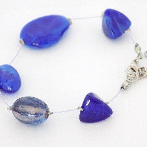 Bracelet fil mauve argenté perles bleu outremer fantaisie