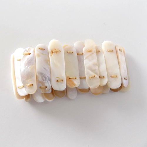 Bracelet manchette perles rectangulaires en nacre blanc beige