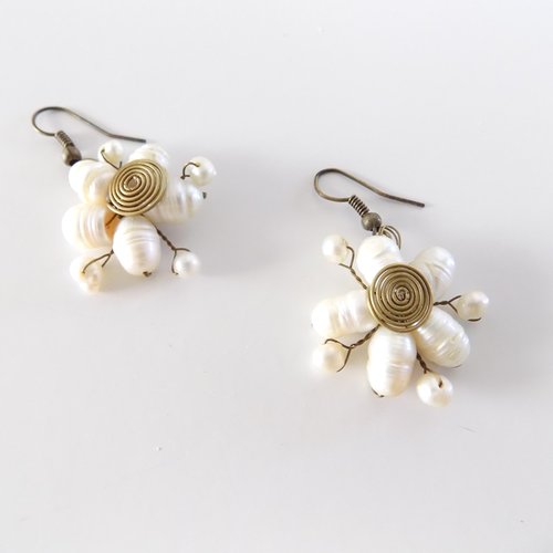 Boucles bronze perles naturelles nacre blanche en fleurs