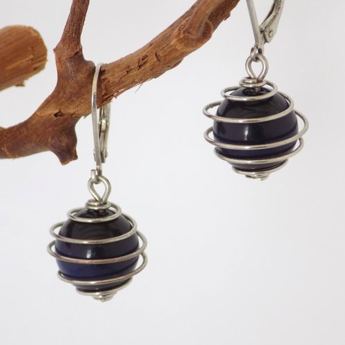 Boucles dormeuses argentées perle bleu marine en cage