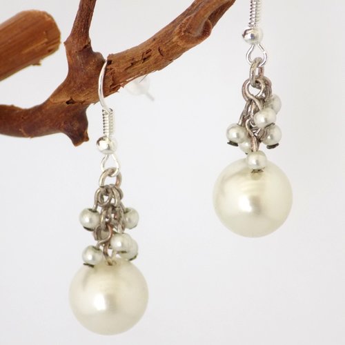 Boucles argentées perles nacrées blanches