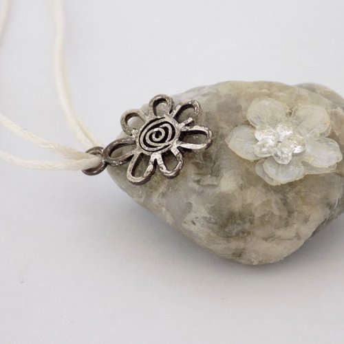 Collier blanc pendentif pierre naturelle grise fleurs