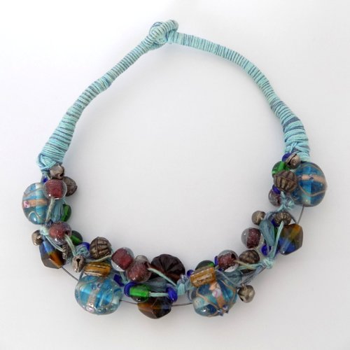 Collier plastron perles verre multicolore et grelots