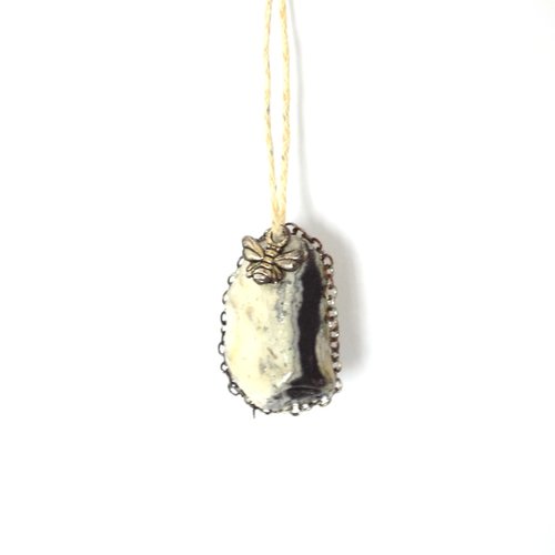 Collier pendentif pierre blanche noire chaînette abeille cordon beige