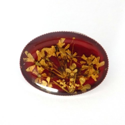 Broche cabochon ovale rouge bordeaux fleurs séchées jaunes