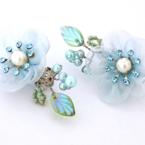 Boucles clips fleur organza bleu clair perles cristal bleu nacré feuille verte