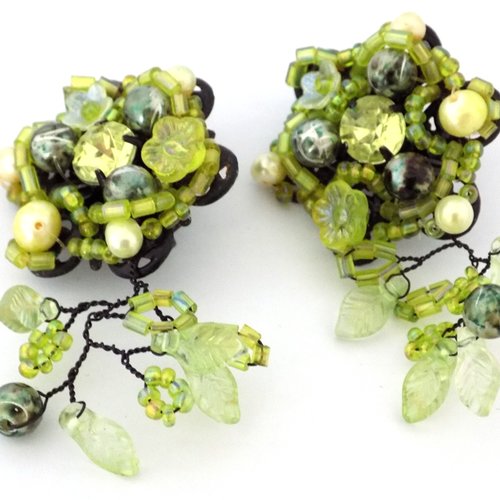 Boucles clips noires perles et rocaille vertes pendentif feuilles