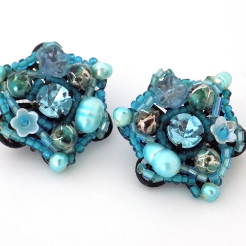 Boucles clips noires en fleur avec perles et rocaille bleu turquoise