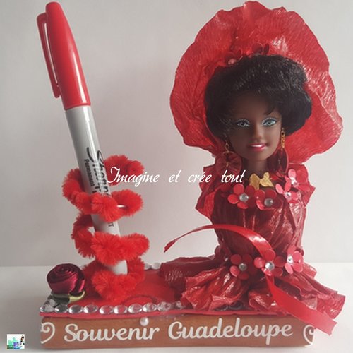 Tête de poupée porte crayon, stylo, feutre,en papier crépon rouge (vendu sans le feutre)