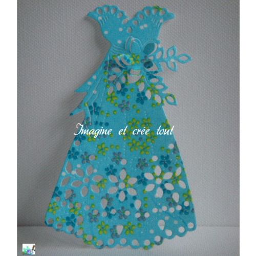 Découpe scrapbooking embellissement déco robe fille fond bleu et petites fleurs