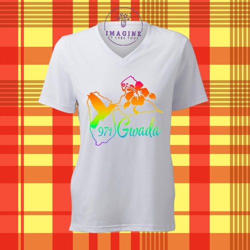 T-shirt personnalisé pour femme - col en v - carte guadeloupe - 971 - gwada - karukera - colibri - hibiscus - arc en ciel