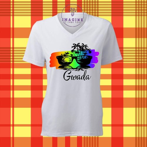 T-shirt personnalisé pour femme - col v - gwada - guadeloupe - karukera - 971 - arc en ciel - lunettes - palmiers - tropiques