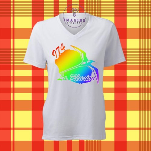 T-shirt personnalisé pour femme - col v -  974 - carte de la réunion - paille en queue - arc en ciel