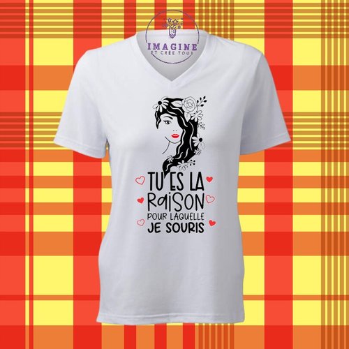T-shirt personnalisé pour femme - col v - sublimation - silhouette - femme - phrase - sourires - cœurs