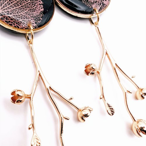 Boucles  d'oreilles pendantes  "dentelle d'hortensia" -rose pâle-