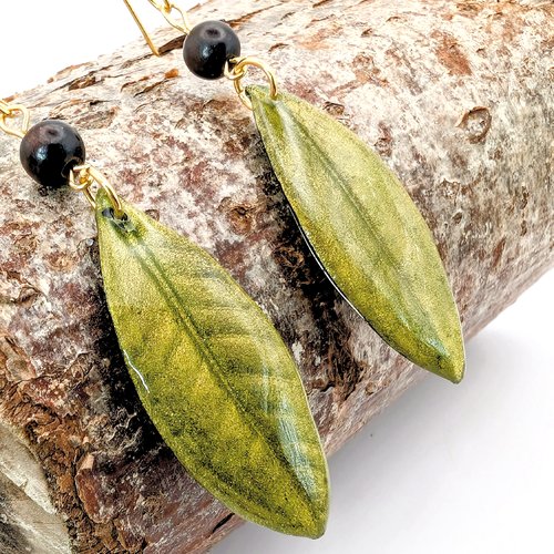 Boucles d'oreilles  "feuilles de camélia" et perles d'ébène.