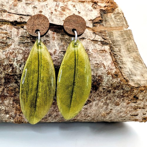 Boucles d'oreilles  "feuilles de camélia" et bois de noyer.