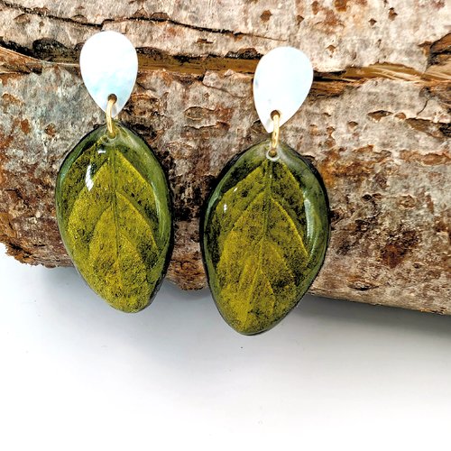 Boucles d'oreilles  "feuilles de viorne" et nacre.