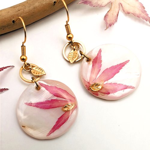 Boucles d'oreilles nacrées "izu".