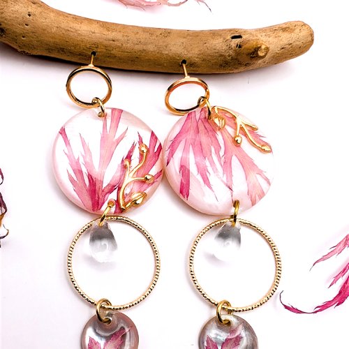 Boucles d'oreilles pendantes nacrées "izu".