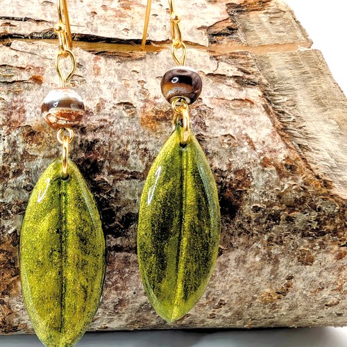 Boucles d'oreilles  "feuilles de camélia" et perles tibétaines.