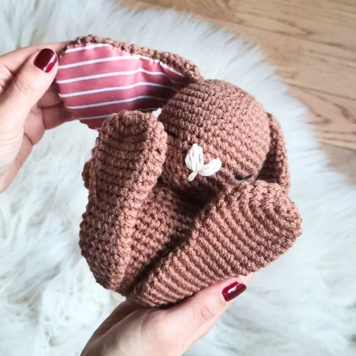 Peluche au crochet faite main - shy le lapin timide aux grande oreilles