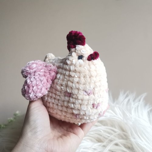 Peluche au crochet faite main - valentine la poule aux ailes en cœur