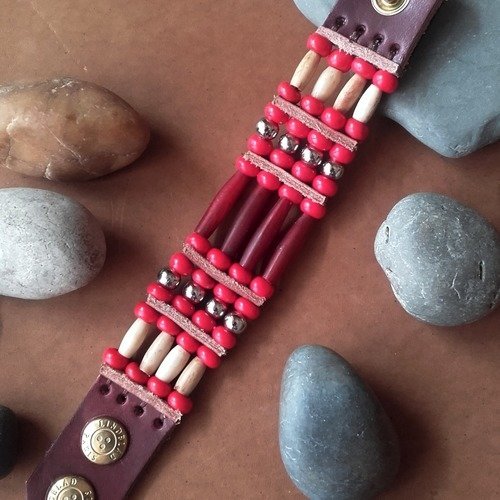 Bracelet style amérindien,4 rangs  corne, os, perles de verre rouge - ref: b 173