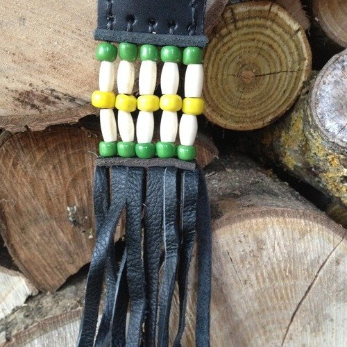 Porte clés en os et perles de verre jaunes et vertes sur cuir noir frangés - ref: kc 14