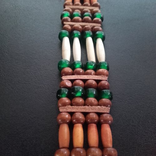 Bracelet amérindien, 4 rangs, os et corne, perles de verre vertes, perles bois - ref: b 258