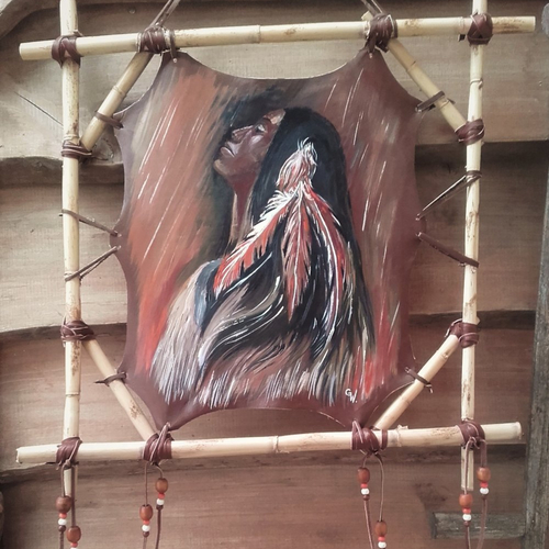Amérindienne, plumes, peinture sur cuir  "wado"