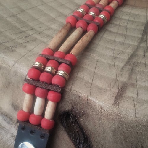 Bracelet amérindien, 3 rangs, cuir, os, perles de verre rouge - ref: b 308