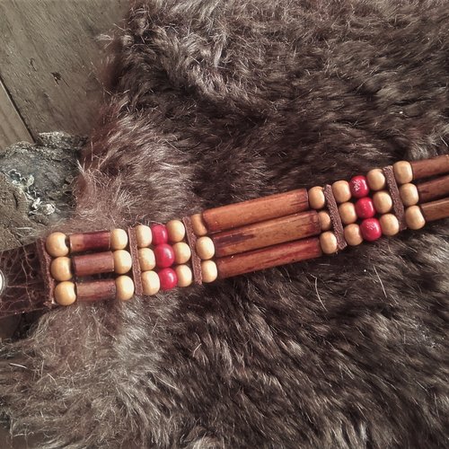 Bracelet style amérindien, 3 rangs, perles bois beige et rouge, cuir marron - ref: b 344