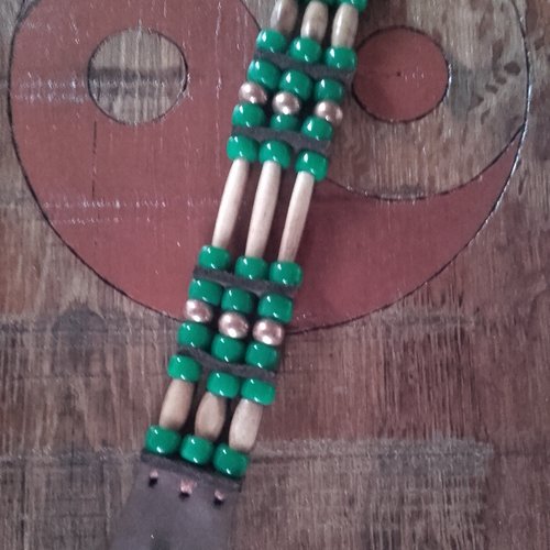 Bracelet amérindien, 3 rangs, os et perles de verre vertes -  ref: b 376