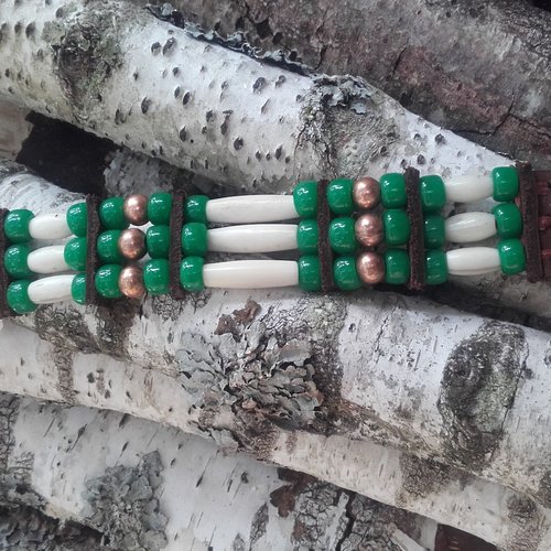 Bracelet amérindien, 3 rangs, os blanc et perles de verre vertes -  ref: b 378