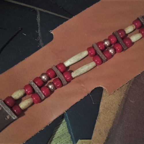 Bracelet amérindien, 2 rangs, os et perles de verre rouge foncé -  ref: b 382