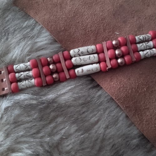 Bracelet amérindien, 3 rangs, os sculptés et perles de verre rouges -  ref: b 381