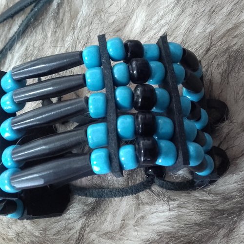 Bracelet amérindien, 5 rangs, corne noire  et perles de verre bleues et noires -  ref: b 386
