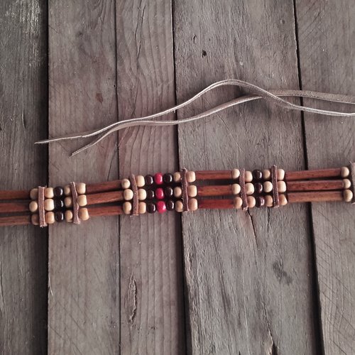 Choker  style amérindien, perles bois, cuir marron - 3 rangs  - ref: c 131