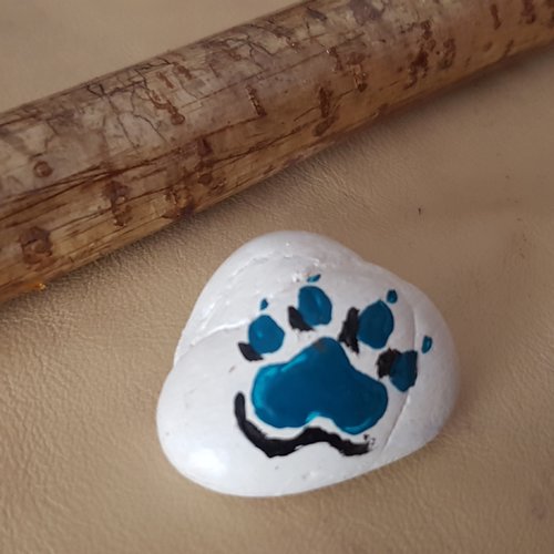 Pierre medecine peinte à la main - patte de loup - ref: wolf paw 16